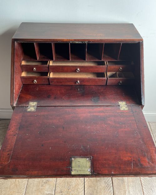 CHARMING SMALL EARLY 19TH CENTURY MAHOGANY BUREAU - ADDITIONAL PHOTO 6