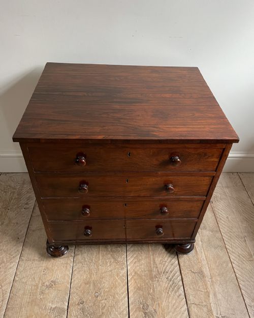 CHARMING SMALL REGENCY ROSEWOOD CHEST OF DRAWERS - ADDITIONAL PHOTO 3