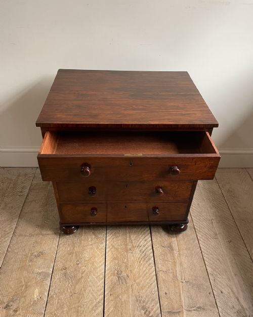 CHARMING SMALL REGENCY ROSEWOOD CHEST OF DRAWERS - ADDITIONAL PHOTO 5