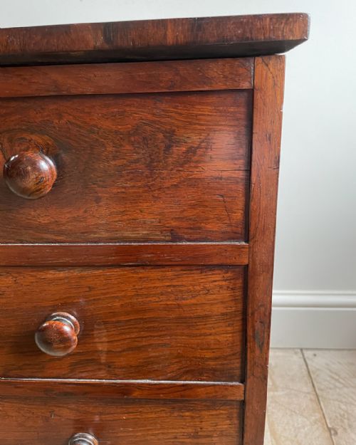 CHARMING SMALL REGENCY ROSEWOOD CHEST OF DRAWERS - ADDITIONAL PHOTO 6