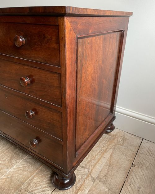 CHARMING SMALL REGENCY ROSEWOOD CHEST OF DRAWERS - ADDITIONAL PHOTO 7