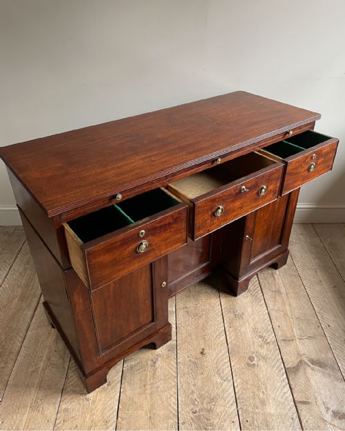 SMALL 19TH CENTURY MAHOGANY SIDEBOARD - ADDITIONAL PHOTO 2