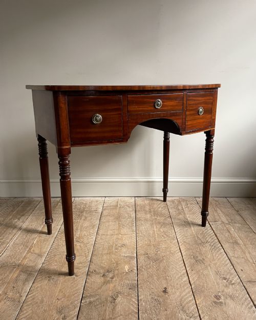early 19th century mahogany bowfront dressing table - CATEGORY: ANTIQUE DRESSING TABLES - DATED 19TH CENTURY