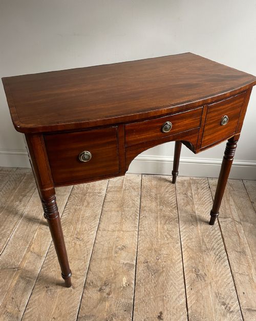 EARLY 19TH CENTURY MAHOGANY BOWFRONT DRESSING TABLE - ADDITIONAL PHOTO 1