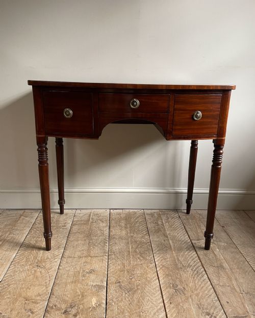 EARLY 19TH CENTURY MAHOGANY BOWFRONT DRESSING TABLE - ADDITIONAL PHOTO 2