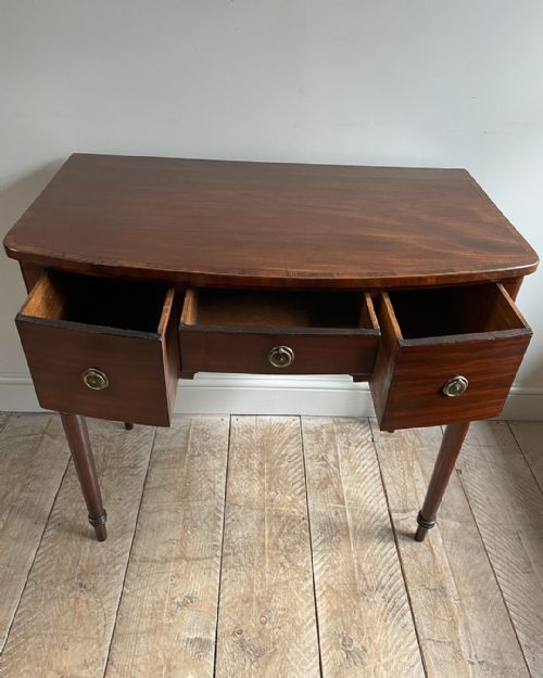 EARLY 19TH CENTURY MAHOGANY BOWFRONT DRESSING TABLE - ADDITIONAL PHOTO 3