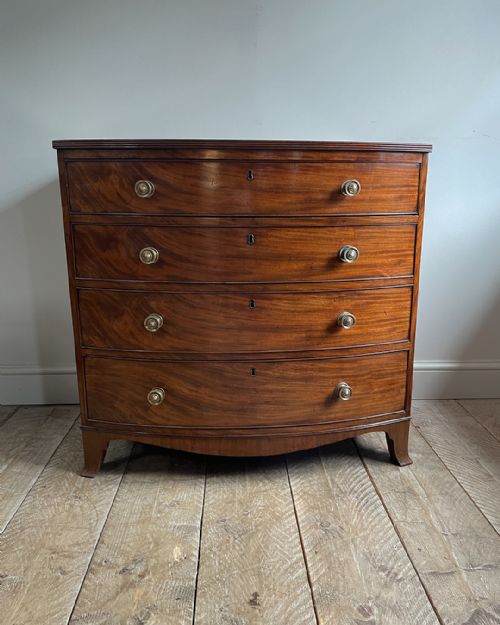 GEORGIAN BOWFRONT CHEST OF DRAWERS IN GOLDEN MAHOGANY - ADDITIONAL PHOTO 2