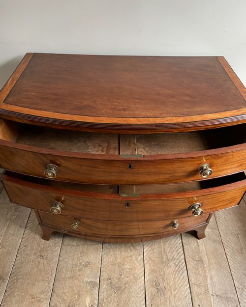 GEORGIAN BOWFRONT CHEST OF DRAWERS IN GOLDEN MAHOGANY - ADDITIONAL PHOTO 3