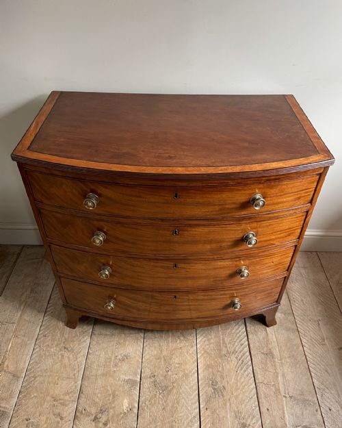GEORGIAN BOWFRONT CHEST OF DRAWERS IN GOLDEN MAHOGANY - ADDITIONAL PHOTO 4