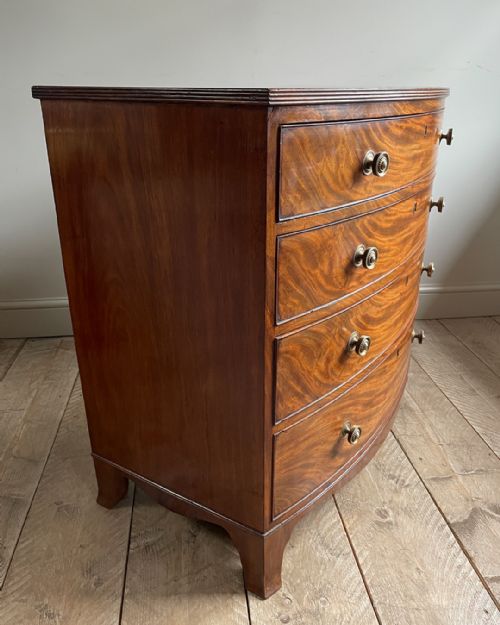 GEORGIAN BOWFRONT CHEST OF DRAWERS IN GOLDEN MAHOGANY - ADDITIONAL PHOTO 5