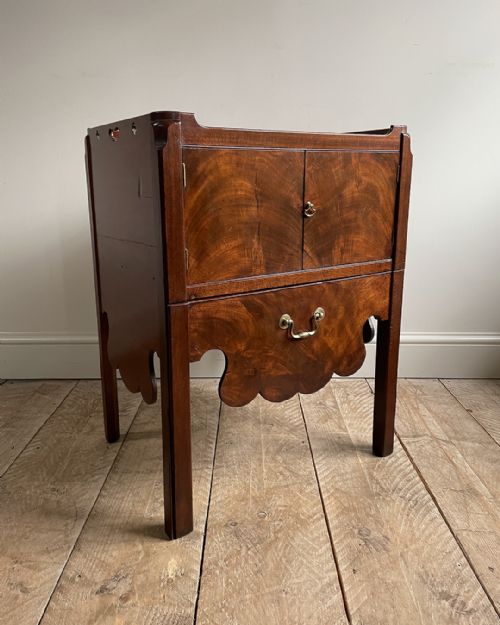 georgian mahogany traytop commode - CATEGORY: ANTIQUE FURNITURE - DATED GEORGIAN