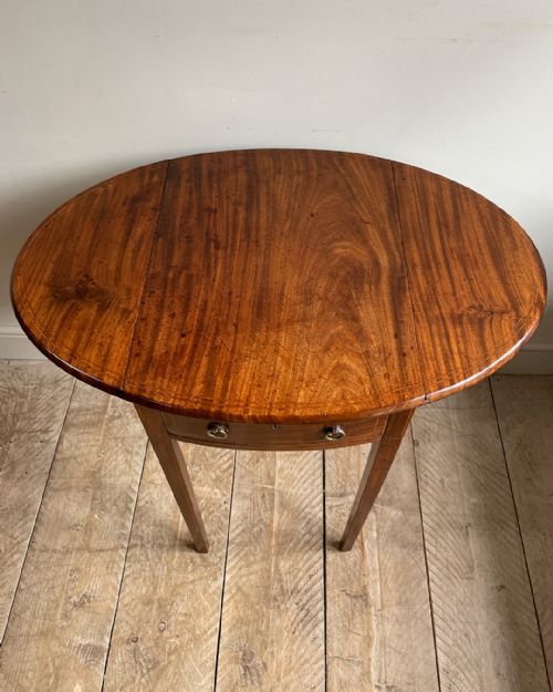 CHARMING SMALL MAHOGANY PEMBROKE WORK TABLE - ADDITIONAL PHOTO 3