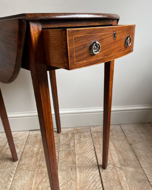 CHARMING SMALL MAHOGANY PEMBROKE WORK TABLE - ADDITIONAL PHOTO 5