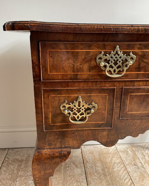 EARLY GEORGIAN WALNUT LOWBOY - ADDITIONAL PHOTO 4
