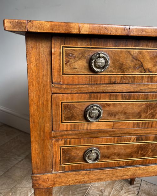 CHARMING SMALL ITALIAN WALNUT WORK TABLE - ADDITIONAL PHOTO 4