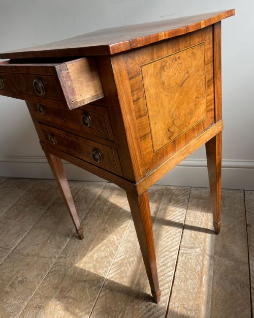 CHARMING SMALL ITALIAN WALNUT WORK TABLE - ADDITIONAL PHOTO 5