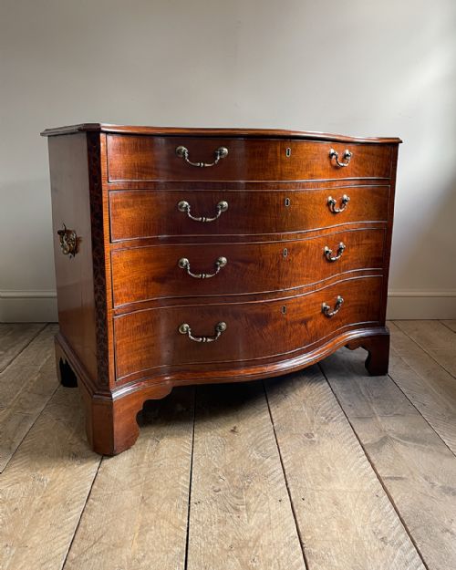 magnificent georgian mahogany serpentine chest of drawers - CATEGORY: ANTIQUE CHEST OF DRAWERS - DATED GEORGIAN