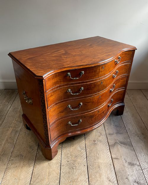 MAGNIFICENT GEORGIAN MAHOGANY SERPENTINE CHEST OF DRAWERS - ADDITIONAL PHOTO 1