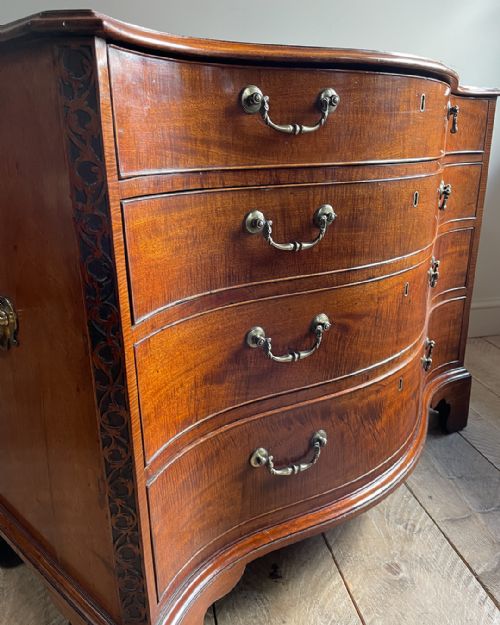 MAGNIFICENT GEORGIAN MAHOGANY SERPENTINE CHEST OF DRAWERS - ADDITIONAL PHOTO 2