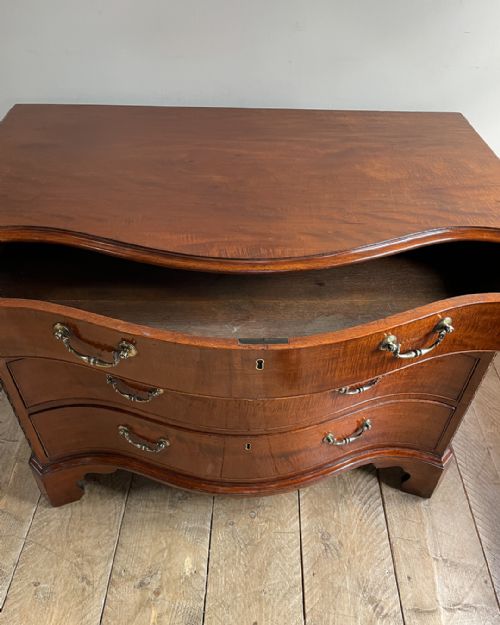 MAGNIFICENT GEORGIAN MAHOGANY SERPENTINE CHEST OF DRAWERS - ADDITIONAL PHOTO 3