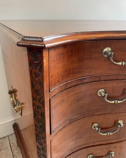 MAGNIFICENT GEORGIAN MAHOGANY SERPENTINE CHEST OF DRAWERS - ADDITIONAL PHOTO 4
