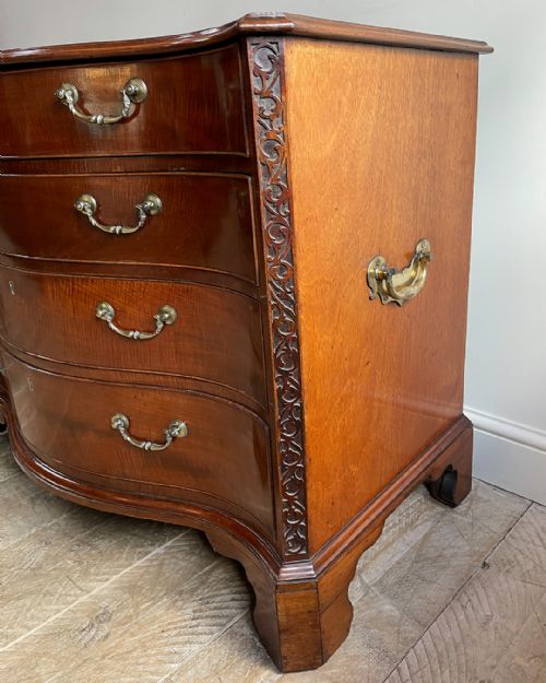MAGNIFICENT GEORGIAN MAHOGANY SERPENTINE CHEST OF DRAWERS - ADDITIONAL PHOTO 6