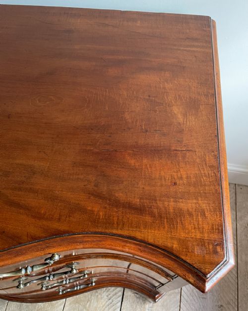 MAGNIFICENT GEORGIAN MAHOGANY SERPENTINE CHEST OF DRAWERS - ADDITIONAL PHOTO 7