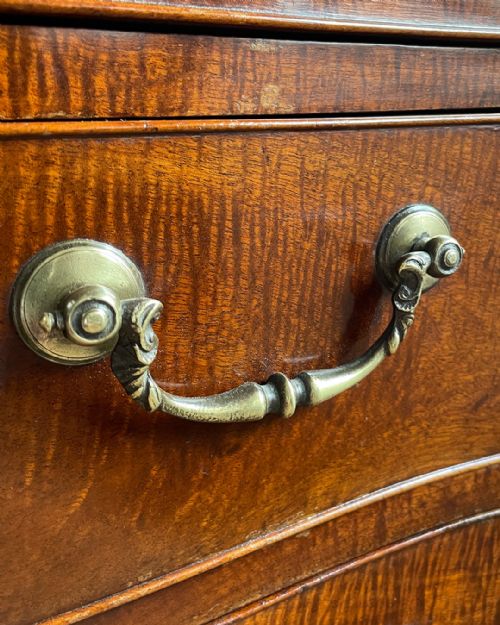 MAGNIFICENT GEORGIAN MAHOGANY SERPENTINE CHEST OF DRAWERS - ADDITIONAL PHOTO 8