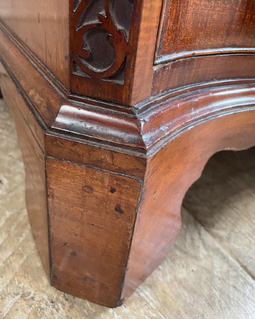 MAGNIFICENT GEORGIAN MAHOGANY SERPENTINE CHEST OF DRAWERS - ADDITIONAL PHOTO 9