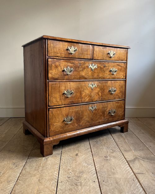 wonderful small william and mary walnut chest of drawers - CATEGORY: ANTIQUE CHEST OF DRAWERS - DATED 17TH CENTURY