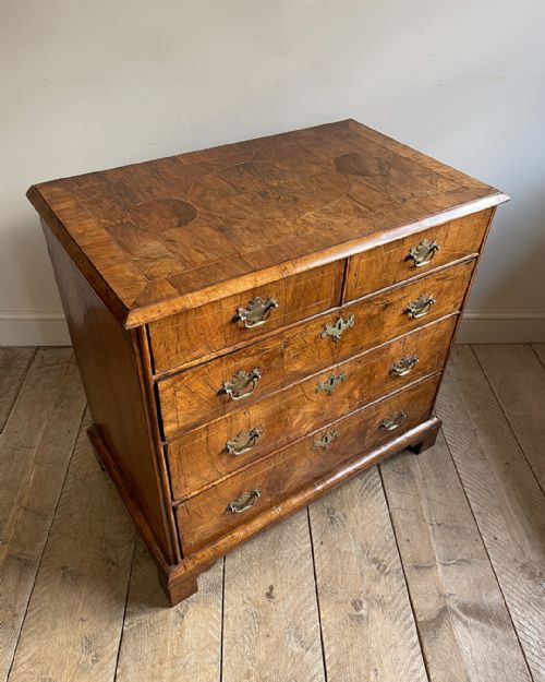 WONDERFUL SMALL WILLIAM AND MARY WALNUT CHEST OF DRAWERS - ADDITIONAL PHOTO 1