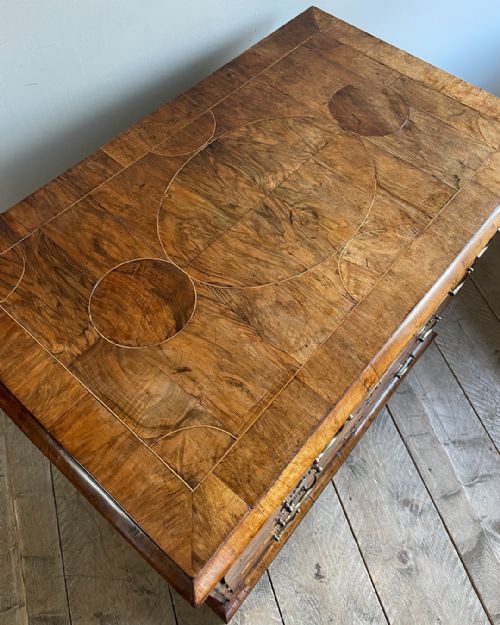 WONDERFUL SMALL WILLIAM AND MARY WALNUT CHEST OF DRAWERS - ADDITIONAL PHOTO 2