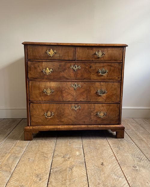 WONDERFUL SMALL WILLIAM AND MARY WALNUT CHEST OF DRAWERS - ADDITIONAL PHOTO 4