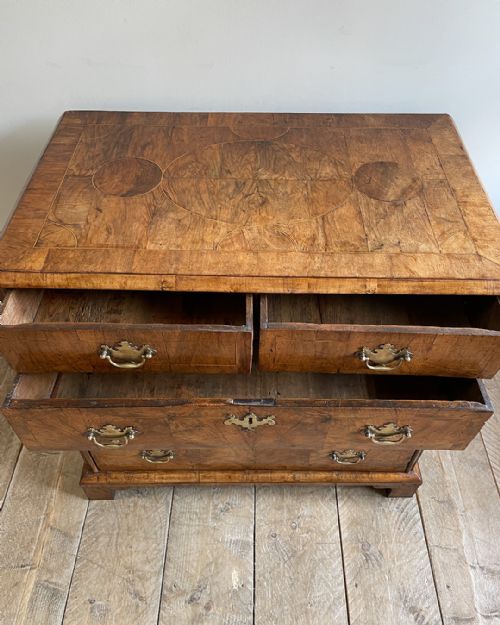 WONDERFUL SMALL WILLIAM AND MARY WALNUT CHEST OF DRAWERS - ADDITIONAL PHOTO 5