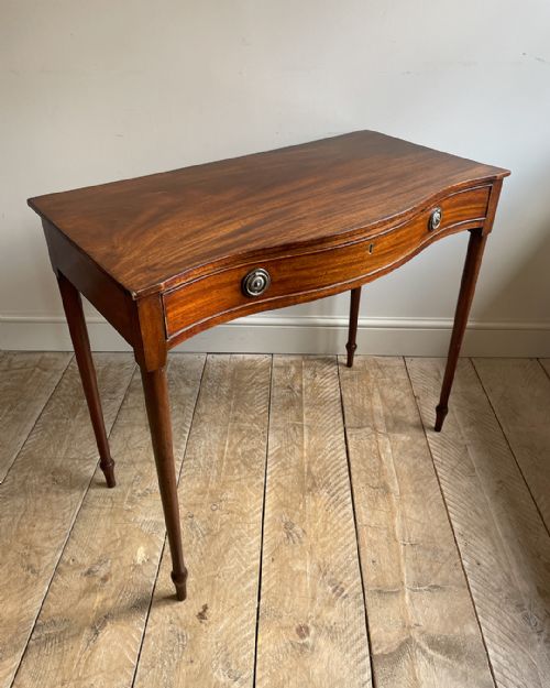 ELEGANT GEORGE III SERPENTINE MAHOGANY SIDE TABLE - ADDITIONAL PHOTO 1