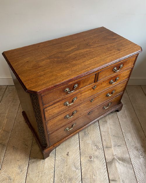 FINE QUALITY GEORGIAN MAHOGANY CHEST OF DRAWERS - ADDITIONAL PHOTO 1