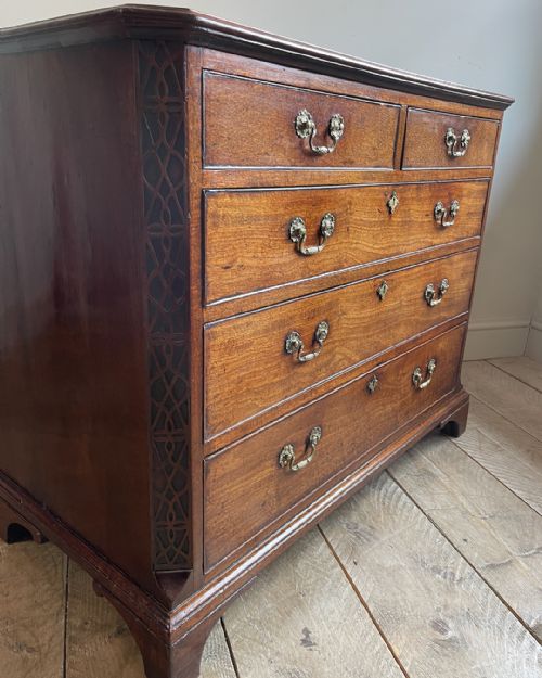 FINE QUALITY GEORGIAN MAHOGANY CHEST OF DRAWERS - ADDITIONAL PHOTO 3