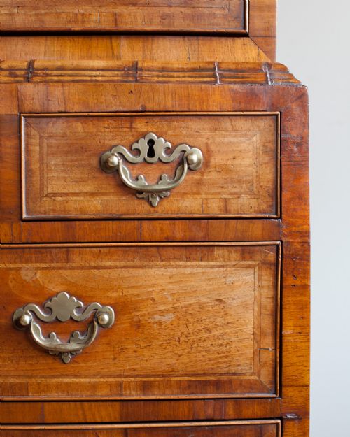 BEAUTIFUL SMALL WALNUT CHEST ON CHEST OF LOVELY GOLDEN COLOUR - ADDITIONAL PHOTO 2