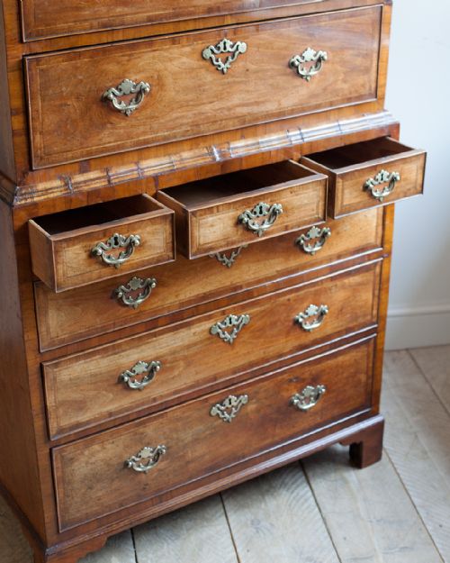 BEAUTIFUL SMALL WALNUT CHEST ON CHEST OF LOVELY GOLDEN COLOUR - ADDITIONAL PHOTO 3