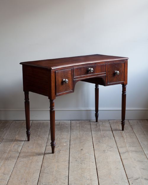 georgian mahogany dressing table - CATEGORY: ANTIQUE DRESSING TABLES - DATED GEORGIAN