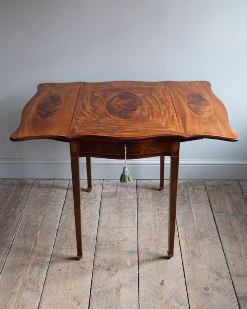 ELEGANT GEORGIAN SERPENTINE PEMBROKE TABLE - ADDITIONAL PHOTO 3