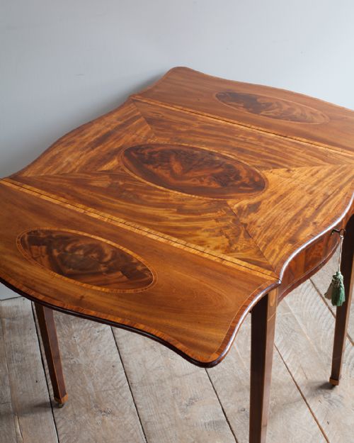 ELEGANT GEORGIAN SERPENTINE PEMBROKE TABLE - ADDITIONAL PHOTO 4