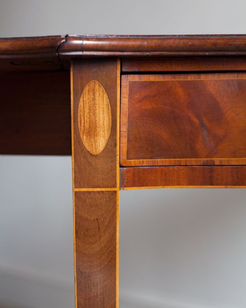 ELEGANT GEORGIAN SERPENTINE PEMBROKE TABLE - ADDITIONAL PHOTO 6