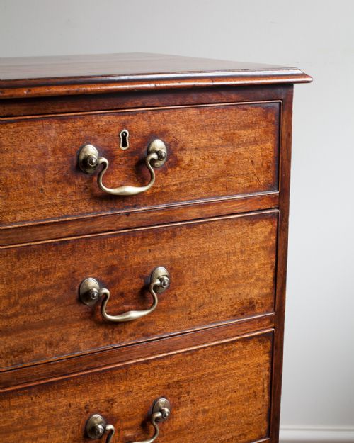 GEORGE III MAHOGANY CHEST OF DRAWERS - ADDITIONAL PHOTO 2
