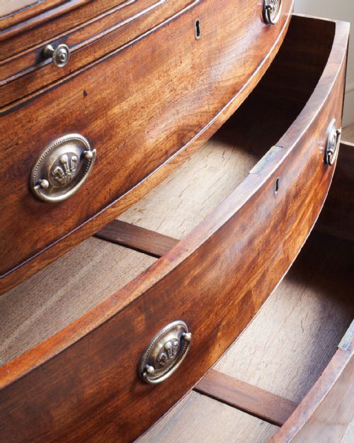 GEORGIAN MAHOGANY BOWFRONT CHEST OF DRAWERS - ADDITIONAL PHOTO 7