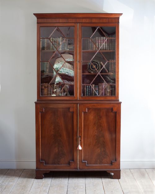 handsome georgian mahogany bookcase cabinet - CATEGORY: ANTIQUE BOOKCASES - DATED GEORGIAN