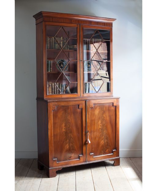 HANDSOME GEORGIAN MAHOGANY BOOKCASE CABINET - ADDITIONAL PHOTO 1
