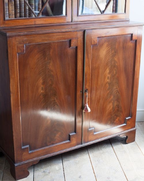 HANDSOME GEORGIAN MAHOGANY BOOKCASE CABINET - ADDITIONAL PHOTO 2