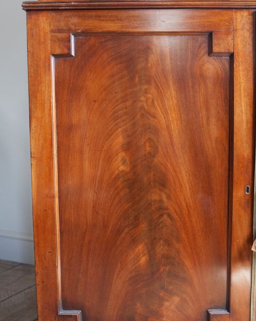 HANDSOME GEORGIAN MAHOGANY BOOKCASE CABINET - ADDITIONAL PHOTO 3