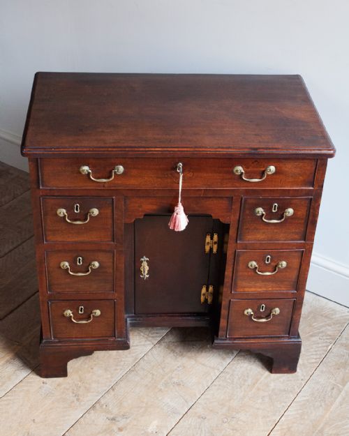 CHARMING GEORGIAN MAHOGANY KNEEHOLE DESK - ADDITIONAL PHOTO 3